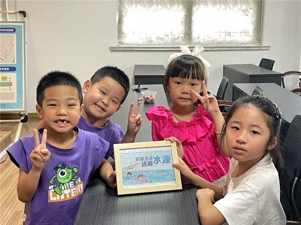 点击图片翻到下一页>> 地方团组织与高校实践团携手!防溺水宣讲声进街道、入社区……